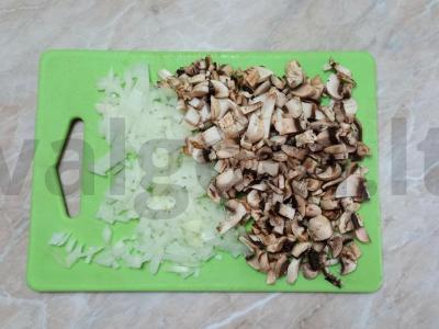 Originalios salotos su rūkyta krūtinėle ir grybais Žingsnis 2