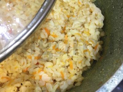 Papuoškite bulguru ir daržovėmis su prieskoniais Žingsnis 4