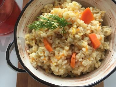 Papuoškite bulguru ir daržovėmis su prieskoniais pagrindine nuotrauka