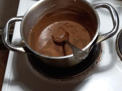 Šokoladinė panna cotta su juoduoju ir baltuoju šokoladu Žingsnis 1