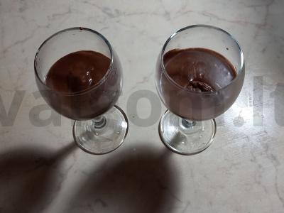 Šokoladinė panna cotta su juoduoju ir baltuoju šokoladu Žingsnis 2