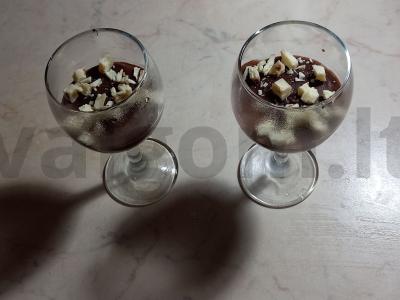 Šokoladinė panna cotta su juoduoju ir baltuoju šokoladu pagrindine nuotrauka