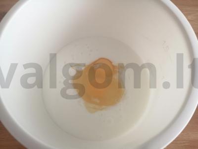 Kreminiai blyneliai ant kefyro Žingsnis 1