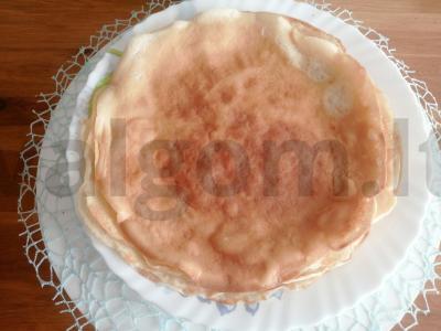 Kreminiai blyneliai ant kefyro pagrindine nuotrauka