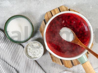 Raudonųjų serbentų grietinė Žingsnis 1