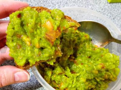 Avokadų užkandis a la guacamole. pagrindine nuotrauka