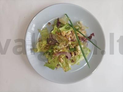 Skanios avokadų salotos pagrindine nuotrauka