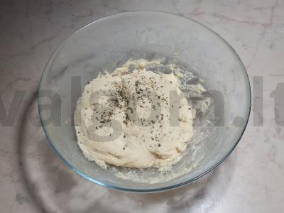 Pica su rūkyta dešra, bazilikais ir sūriu Žingsnis 1