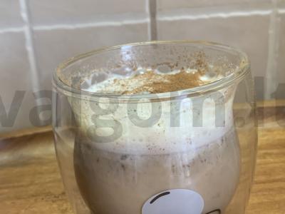 Latte su prieskoniais ir grietinėle pagrindine nuotrauka