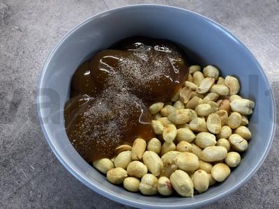 Tortas su šokoladiniu pyragu ir žemės riešutais Žingsnis 6