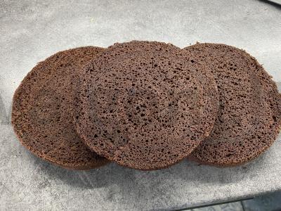 Tortas su šokoladiniu pyragu ir žemės riešutais Žingsnis 8