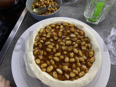 Tortas su šokoladiniu pyragu ir žemės riešutais Žingsnis 12