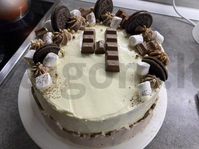 Tortas su šokoladiniu pyragu ir žemės riešutais pagrindine nuotrauka