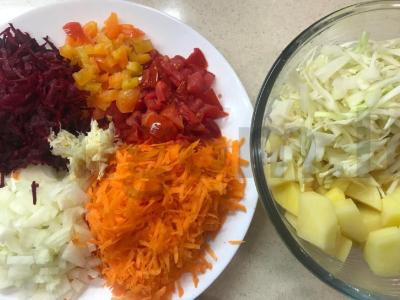 Barščiai ant vištienos sultinio su šviežiais kopūstais Žingsnis 3