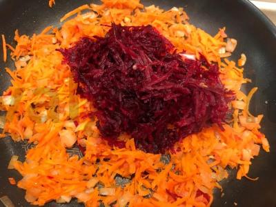 Barščiai ant vištienos sultinio su šviežiais kopūstais Žingsnis 5