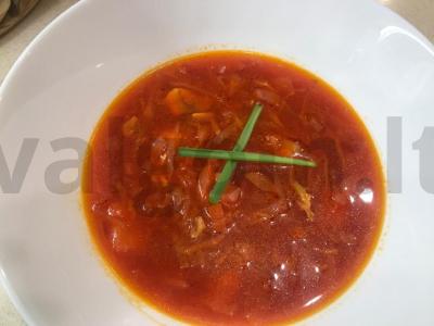 Barščiai ant vištienos sultinio su šviežiais kopūstais pagrindine nuotrauka