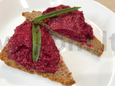 Burokėlių ir sūrio užtepėlė pagrindine nuotrauka