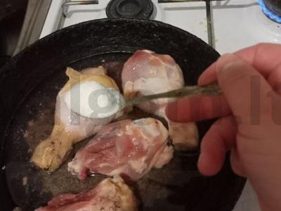 Vištienos šlaunelės daržovių padaže Žingsnis 2