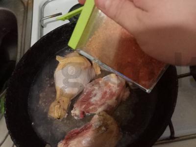 Vištienos šlaunelės daržovių padaže Žingsnis 3