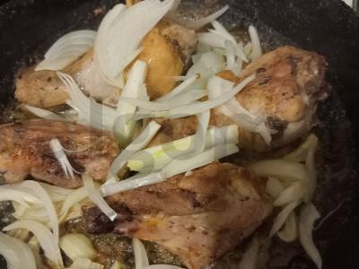 Vištienos šlaunelės daržovių padaže Žingsnis 4