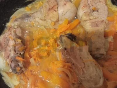 Vištienos šlaunelės daržovių padaže Žingsnis 7