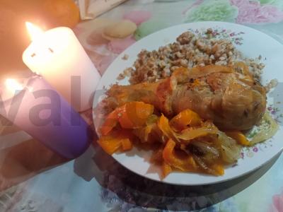 Vištienos šlaunelės daržovių padaže pagrindine nuotrauka