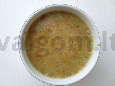 Skanus pistacijų ir aviečių pyragas su kreminėmis putomis Žingsnis 1