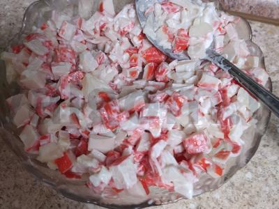 Salotos "Chrizantema" su krabų lazdelėmis ir obuoliais Žingsnis 2