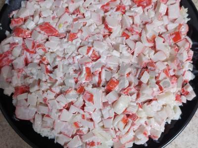 Salotos "Chrizantema" su krabų lazdelėmis ir obuoliais Žingsnis 3