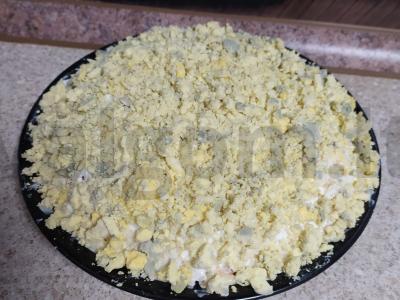 Salotos "Chrizantema" su krabų lazdelėmis ir obuoliais pagrindine nuotrauka