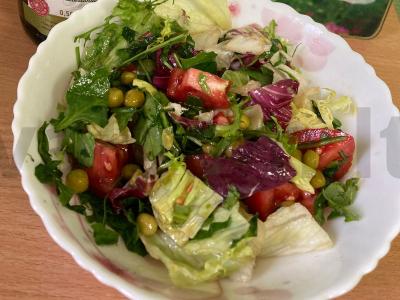 Šviežių daržovių salotos "Energy" su žirneliais pagrindine nuotrauka