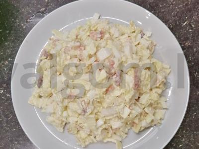 Švelnios salotos su raudona žuvimi ir kiaušinių blyneliais pagrindine nuotrauka