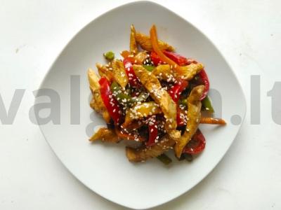 Aštri vištiena su daržovėmis ir sezamo sėklomis pagrindine nuotrauka