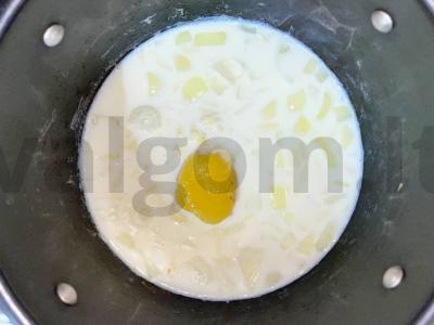 Pienas su česnakais, svogūnais ir medumi Žingsnis 1