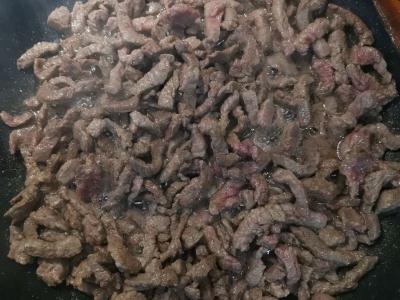 Jautienos stroganoffas nėra klasikinis Žingsnis 1