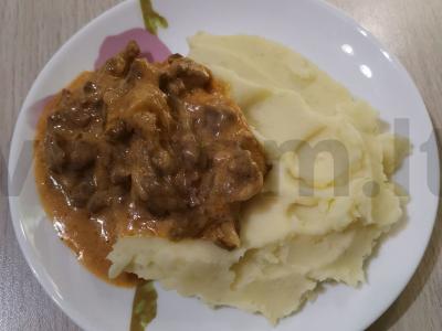 Jautienos stroganoffas nėra klasikinis pagrindine nuotrauka