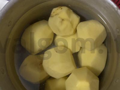 Keptos bulvės su svogūnais ir juodaisiais pipirais. Žingsnis 1