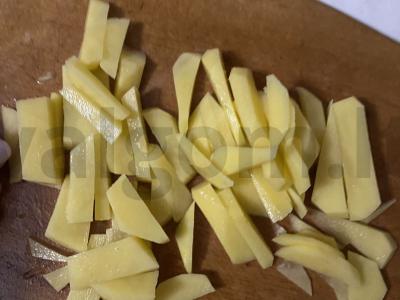 Keptos bulvės su svogūnais ir juodaisiais pipirais. Žingsnis 2