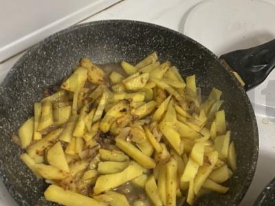 Keptos bulvės su svogūnais ir juodaisiais pipirais. Žingsnis 4