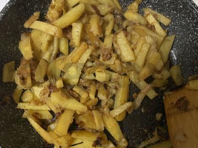 Keptos bulvės su svogūnais ir juodaisiais pipirais. Žingsnis 5