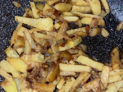 Keptos bulvės su svogūnais ir juodaisiais pipirais. pagrindine nuotrauka