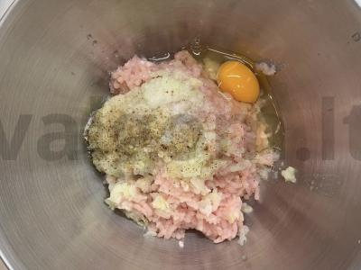 Kalakutienos kotletai su brokoliais po sūriu Žingsnis 1