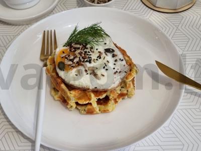 Bulvių vafliai su kiaušiniu pagrindine nuotrauka