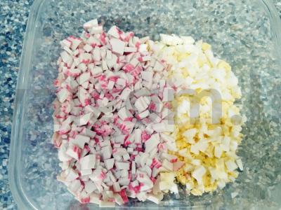 Salotos su krabų lazdelėmis ir natūraliu jogurtu Žingsnis 1