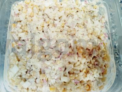 Salotos su krabų lazdelėmis ir natūraliu jogurtu pagrindine nuotrauka