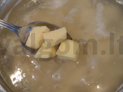 Norvegiška sriuba su šaltai rūkytu upėtakiu Žingsnis 1