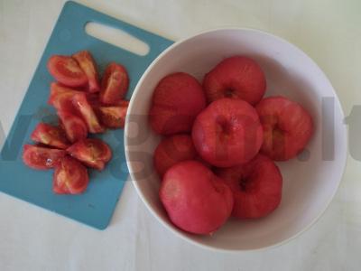 Pomidorai savo sultyse su džiovintais bazilikais Žingsnis 1