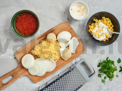 Šventinės salotos su kukurūzais ir raudonaisiais ikrais Žingsnis 1