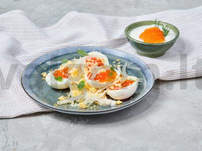 Šventinės salotos su kukurūzais ir raudonaisiais ikrais pagrindine nuotrauka