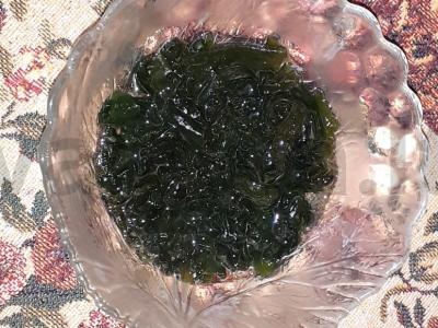 Vitaminų salotos su raugintais kopūstais, wakame ir agurkais Žingsnis 1